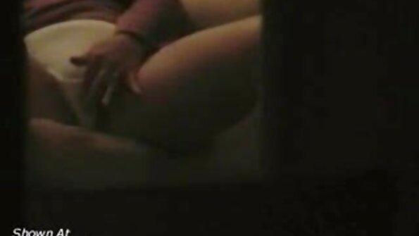 อีตัววัย 40 ถ่างขาต่อหน้าชายหนุ่ม. วีดีโอ โป๊ xxx
