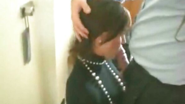 สาวผอมตัวเล็ก ๆ ไปเที่ยวรอบ ๆ หัวโจกของผู้ชาย วีดีโอ โปํ