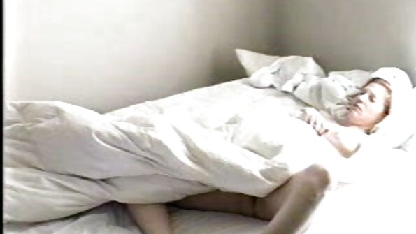 สาวผอมยอมยืดหีของเธอบนอวัยวะเพศชาย ดู วีดีโอ น้อง แน ท