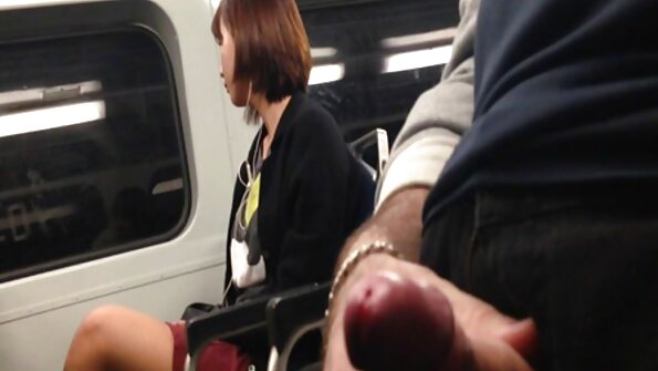ภรรยาสวยในถุงน่องกระโดดบนไก่ของสามีของเธอ วีดีโอ ro89