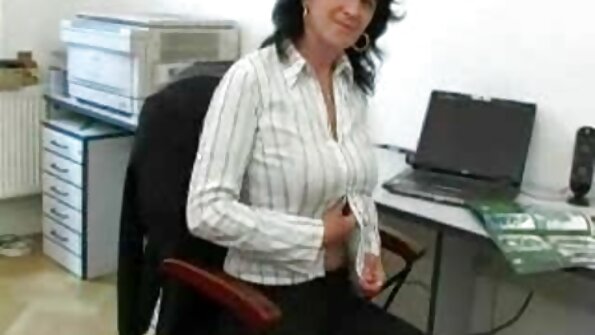 เลขานุการแว่นได้รับระยำในกล้อง ดู วีดีโอ หนัง x