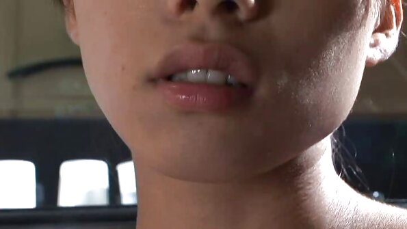 Mulatto ดู วีดีโอ โป้ งดงามมีเพศสัมพันธ์ทางทวารหนักกับผู้ชายสองคนริมสระน้ำ