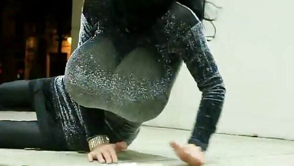 สาวนุ่งน้อยห่มน้อยยอมแพ้บนเตียง. วีดีโอ โป้ ฝรั่ง